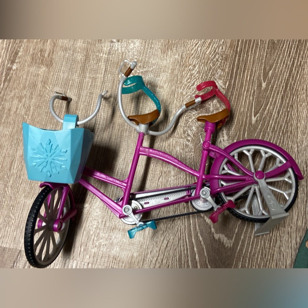 Disney Frozen Anna and Elsa's Musical Bicycle playset. - Picture 4 of 5